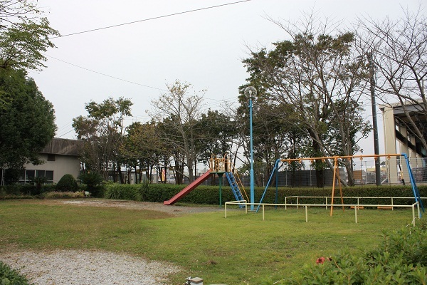 滑り台やブランコのあるつくし野公園