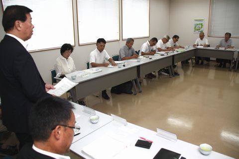 初会合で松井市長のあいさつに耳を傾ける出席者たち