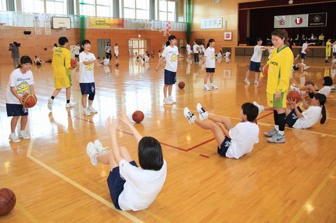 立っている生徒と座っている生徒がパスをしている様子