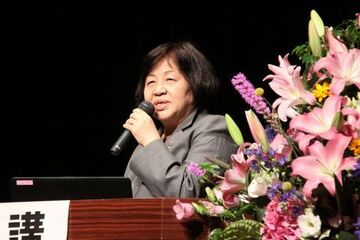 乳幼児教育について講演をする国学院大学の神長教授