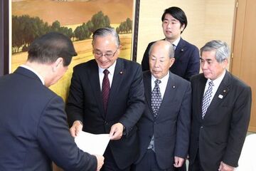 竹嶋善彦議長ら4人が松井市長に提言書を手渡す様子