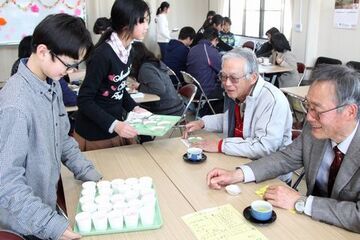 児童らが一生懸命お茶やお菓子をふるまい、地域の方々も笑顔が溢れる