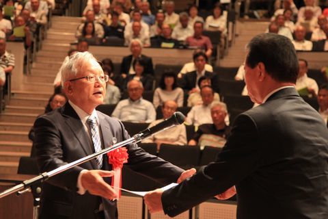 松井市長から地区まちづくり協議会役員功労賞を受ける石山詔男さん