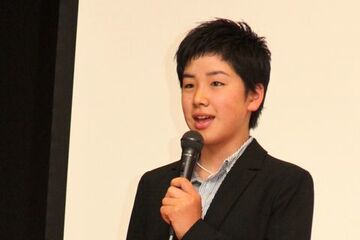 マイクを持って語る三木さんの様子