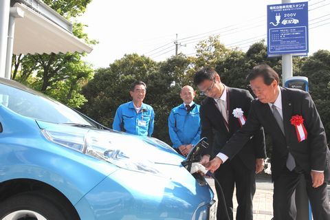 松井市長と下﨑工場長が電気自動車に充電している様子