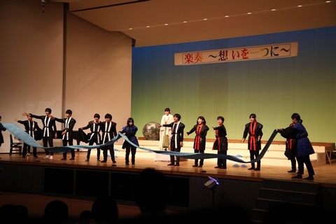 舞台での栄川中生徒による民話劇の様子