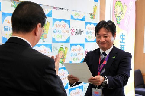 松井市長からかけがわ健康づくり実践事業所の認定証を受け取る小島所長