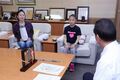 椅子に座りながら、松井市長に全国大会出場の報告をする倉嶋さんの写真
