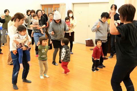 親子で体を動かす遊びをしている。お母さんが、子どもを抱っこしたままジャンプしたように揺らしたり、ジャンプをお母さんと一緒にしたりして楽しんでいる。