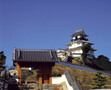 青空にそびえたつ掛川城