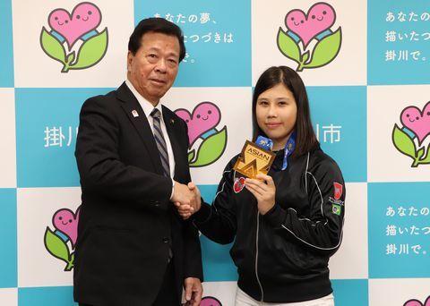 松井市長と金城さんが握手をしている写真