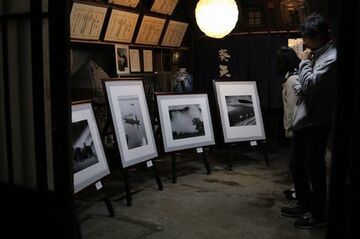 文化展にて土間に並べて展示された作品の様子