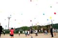 上内田小平和の集いにて風船を飛ばす参加者の様子