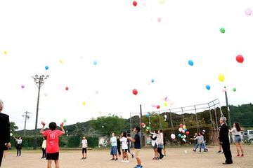 上内田小平和の集いにて風船を飛ばす参加者の様子