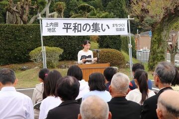 上内田小平和の集いにて朗読している様子