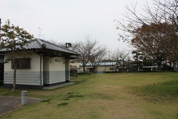 広場とトイレのあるいろは公園の風景写真