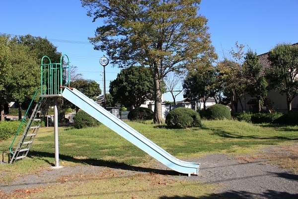 すべり台が設置されている旭ヶ丘西公園の様子