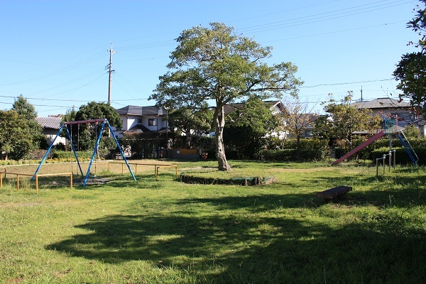 ブランコやすべり台が設置されている旭ヶ丘北公園の様子