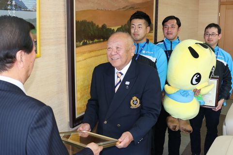松井市長から表彰を受ける、施設を運営する市体育協会の雑賀会長や担当職員