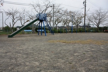 すべり台やブランコの遊具があり広い公園