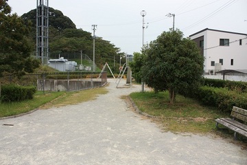 遠くに滑り台が見えるあすか野公園風景写真