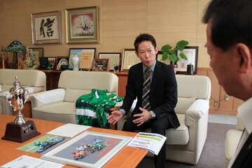 松井市長にオートレースの優勝報告をする佐藤さん