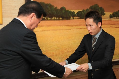 松井市長から輝くかけがわ応援大使の委嘱状を受ける佐藤さん