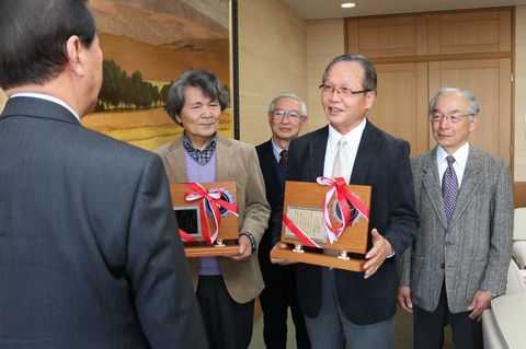 優良賞を受賞した代表らが松井市長に受賞を報告する様子