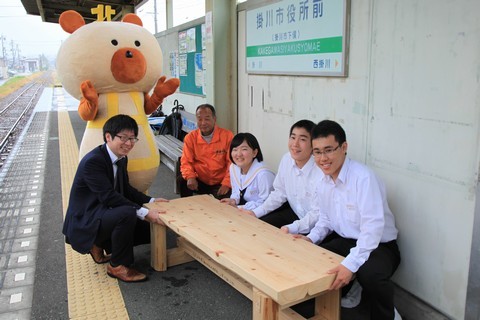 寄贈した木製ベンチを天竜浜名湖鉄道の掛川市役所前駅に設置する北中学校の生徒たち