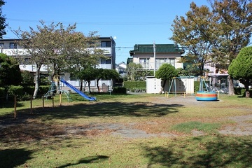 すべり台、ブランコなどの遊具がある公園