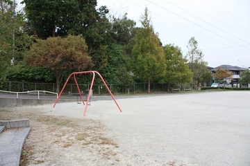 ブランコがある広々とした公園