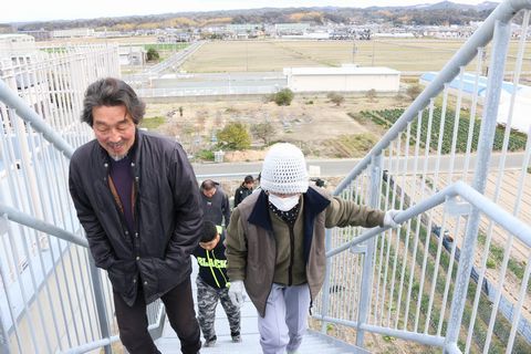 県内で一斉に行われた津波避難訓練で、津波避難タワーの階段をのぼる地元住民の様子