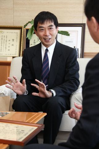 掛川市役所で松井市長に笑顔で受賞の報告をする中山さんの写真
