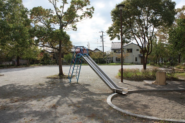 見晴らしのいいすぎや公園。滑り台を滑ると砂場に繋がっている。