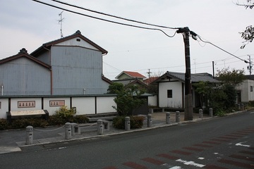 柵代わりの石柱がある河原町ポケットパークの風景写真