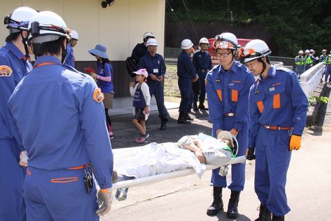 消防団員が要支援者を担架で搬送する訓練の様子