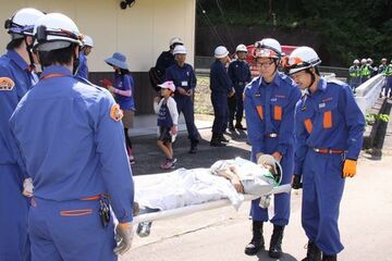 消防団員が要支援者を担架で搬送する訓練の様子