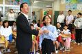 教室でエアコンの運転開始のスイッチを一緒に押す松井市長(左)と児童会役員
