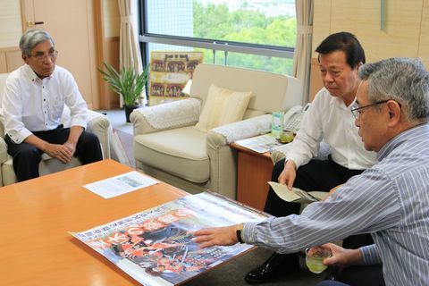 松井市長(右から2番目)に垂木の祇園祭をポスターを元に説明する榛村会長(左)と中村悟副会長