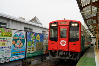 駅ホームに停車中の、かけがわ茶エレンナー号赤い前面後面