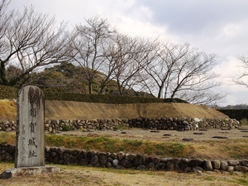 「横須賀城跡」の石碑と石垣
