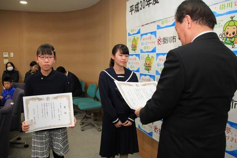 松井市長から賞状を受け撮る受賞者の女性2人の写真