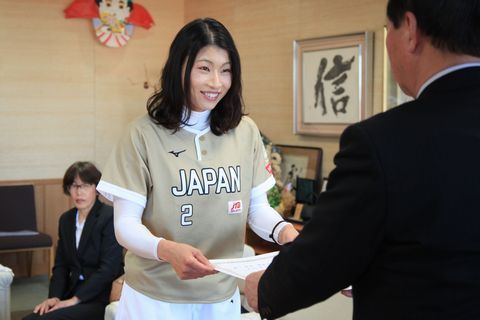 笑顔で松井市長から委嘱書を受け取る山崎さんの写真