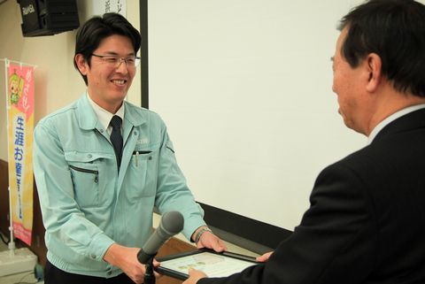 松井市長から笑顔で認定書を受け取る榛葉鉄工所の齊藤さんの写真