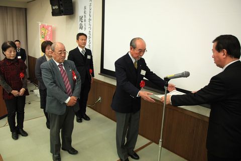 松井市長から表彰を受け取る男性と表彰を待つ入賞者のみなさん