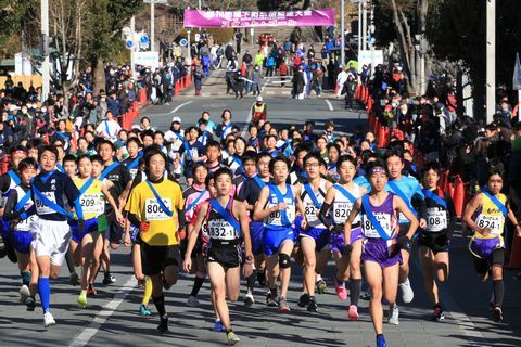 小中学生の部で掛川城下を集団で疾走する大勢のランナーのみなさんの写真