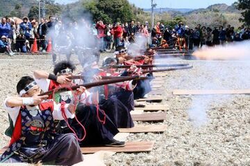 よろいや陣羽織を着込んだ11人の炮術演舞の様子