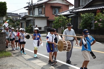 子ども達が太鼓とかねを鳴らしながら練り歩く様子。