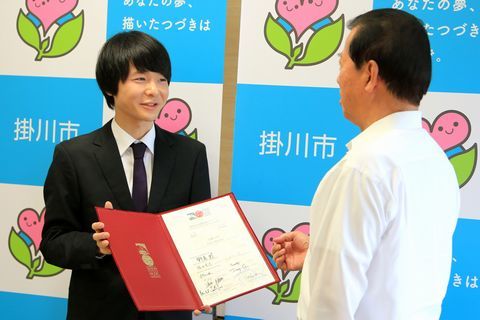 松井市長に笑顔で賞状を披露する佐藤さんの写真