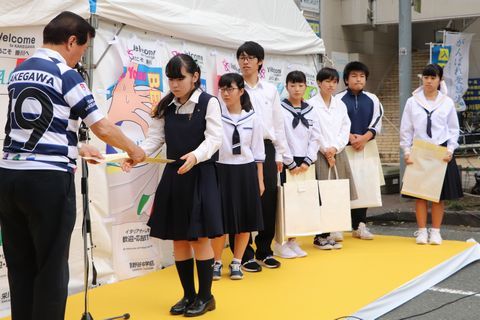 松井市長から表彰状を受け取るのぼり旗の考案者ら7人の写真